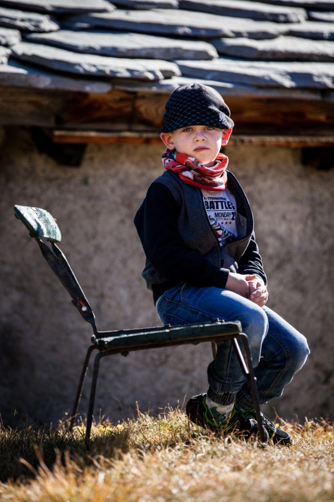 Photo de Lorenzo assis sur un banc